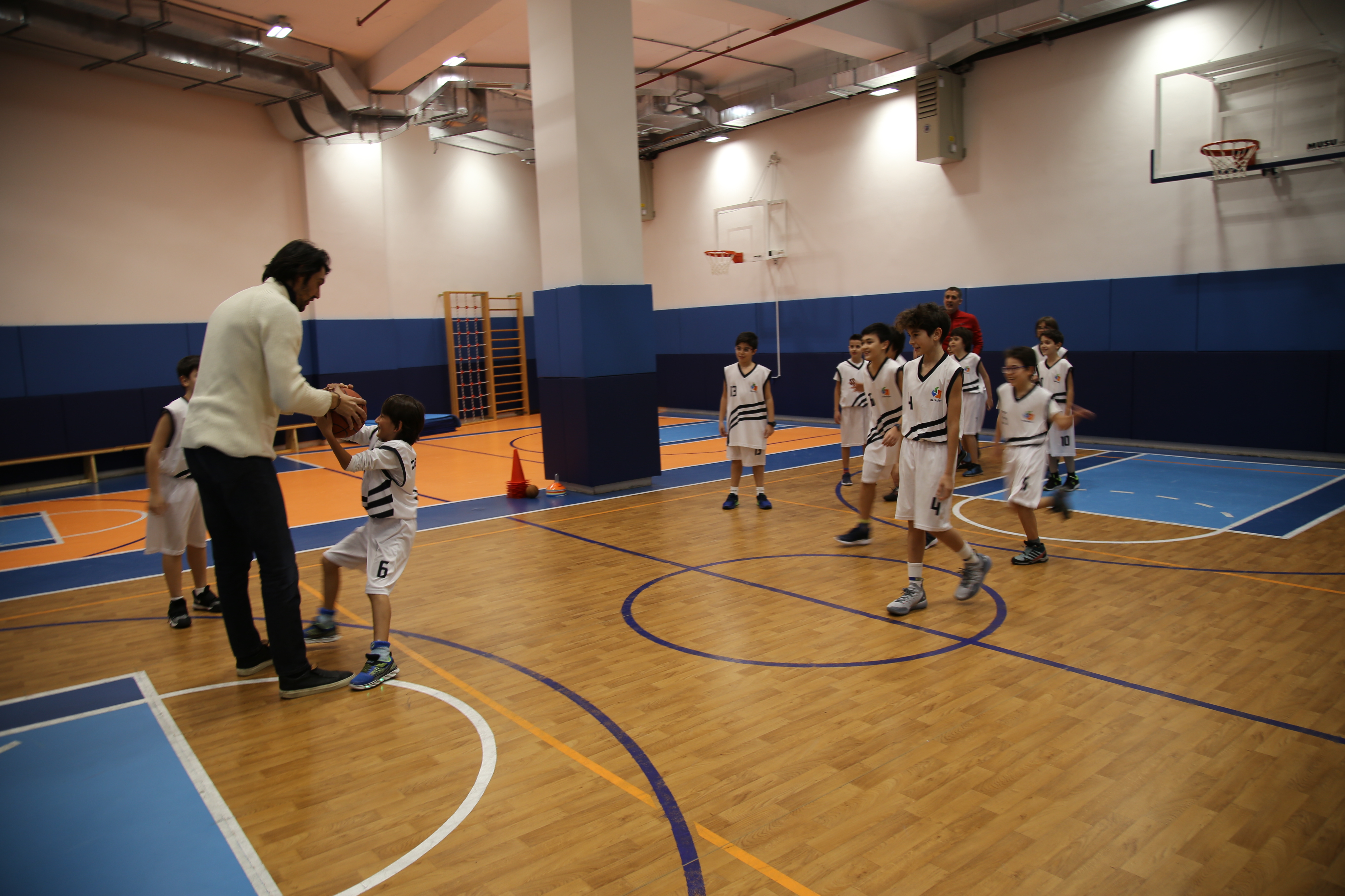Milli Basketbolcu Kerem Gönlüm ide’de!