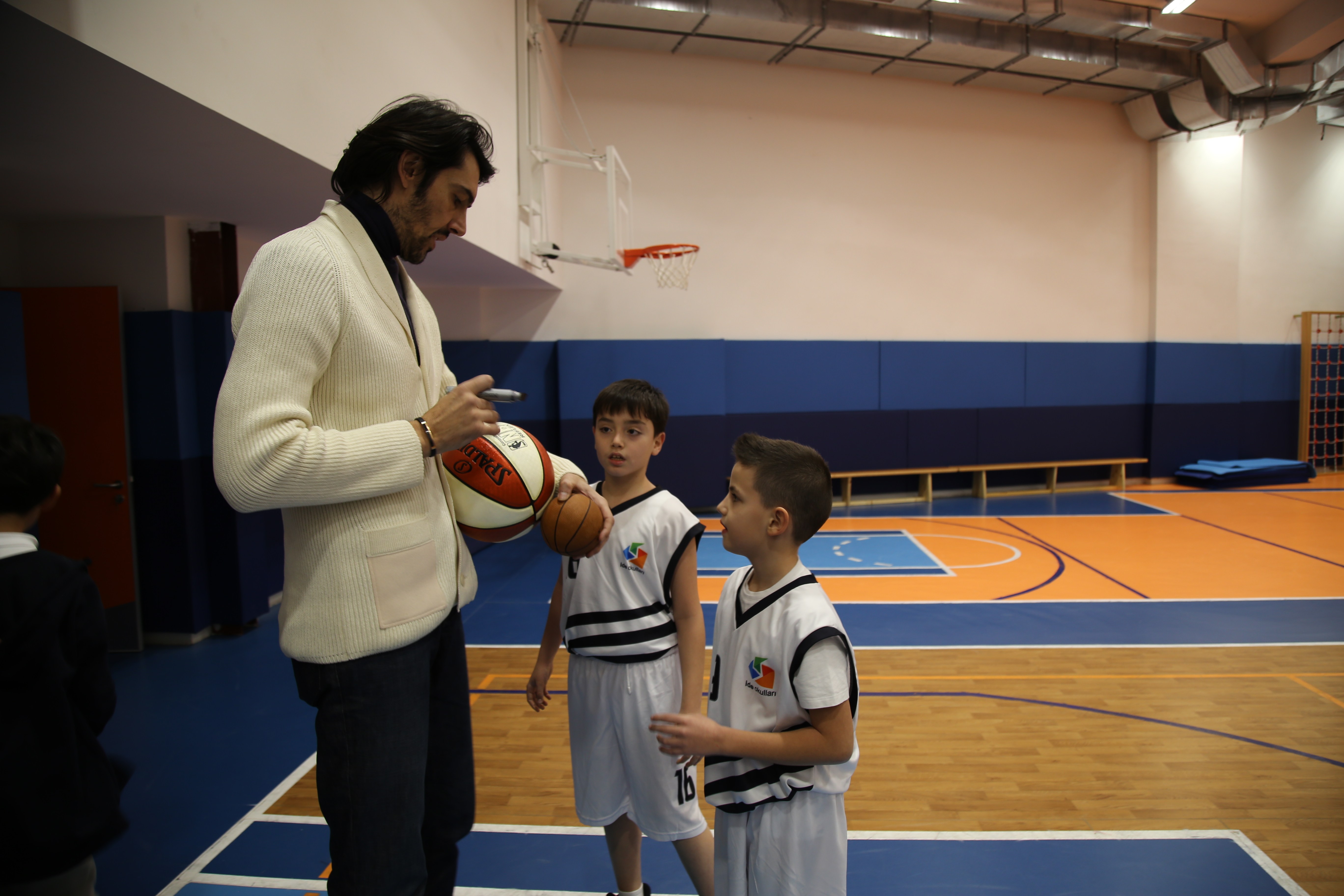 Milli Basketbolcu Kerem Gönlüm ide’de!