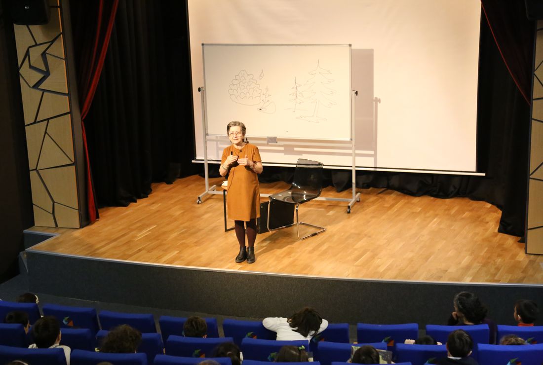 Ilkokul 1 Sinif Ogrencilerimiz Okuduklari Cevreci Dostlar Serisinin Ormanini Kaybeden Kahverengi Geyik Isimli Hikaye Kitabinin Yazari Aysun Berktay Ozmen Ile Bir Araya Geldi