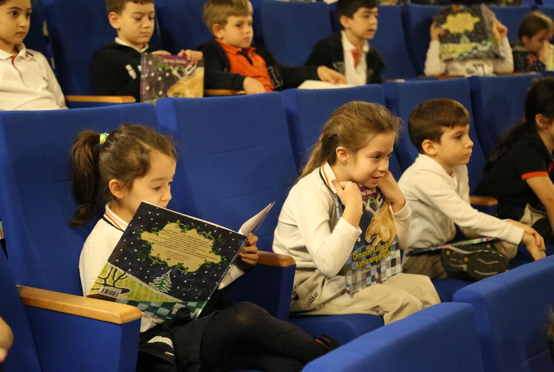 Ilkokul 1 Sinif Ogrencilerimiz Okuduklari Cevreci Dostlar Serisinin Ormanini Kaybeden Kahverengi Geyik Isimli Hikaye Kitabinin Yazari Aysun Berktay Ozmen Ile Bir Araya Geldi
