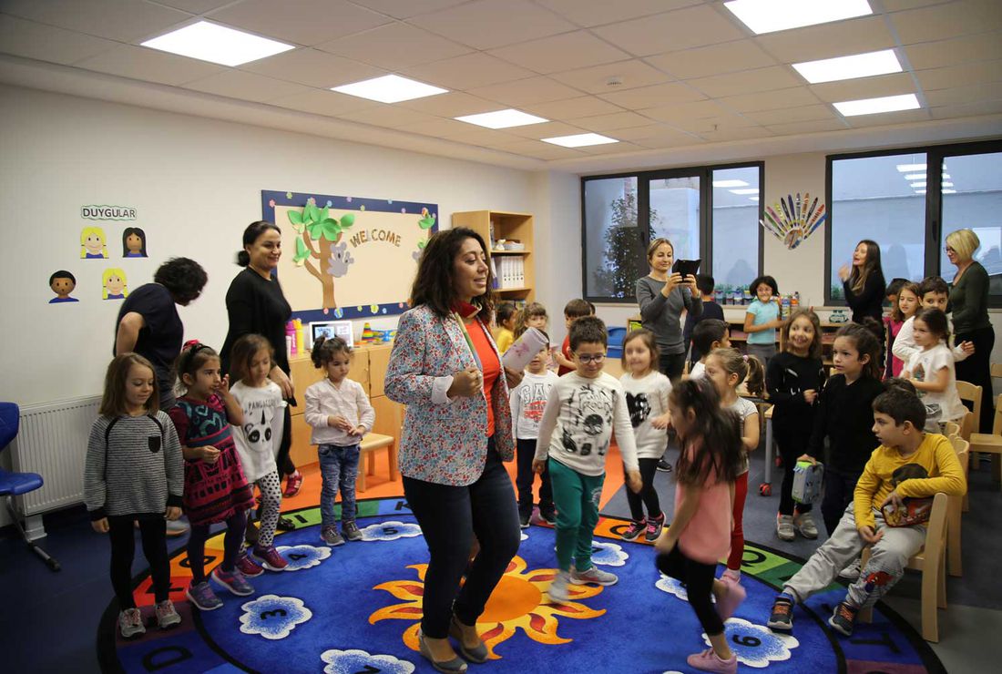 Lili Ve Yedi Cocugu Serisinin Yazari Tulin Kozikoglu Yaratici Yazarlik Kapsaminda Okulumuzdaydi Ide Okullari
