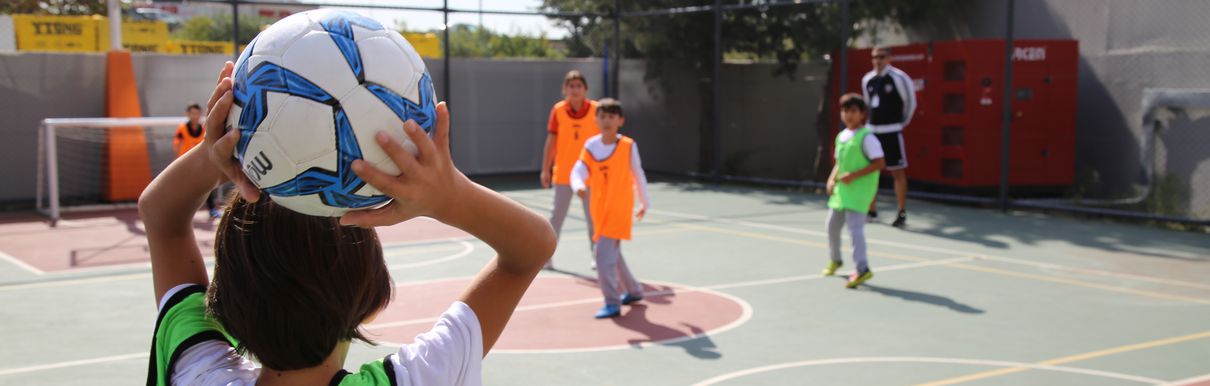 Mini Futbol Turnuvasında Dereceye Girenler Kupalarını Aldı