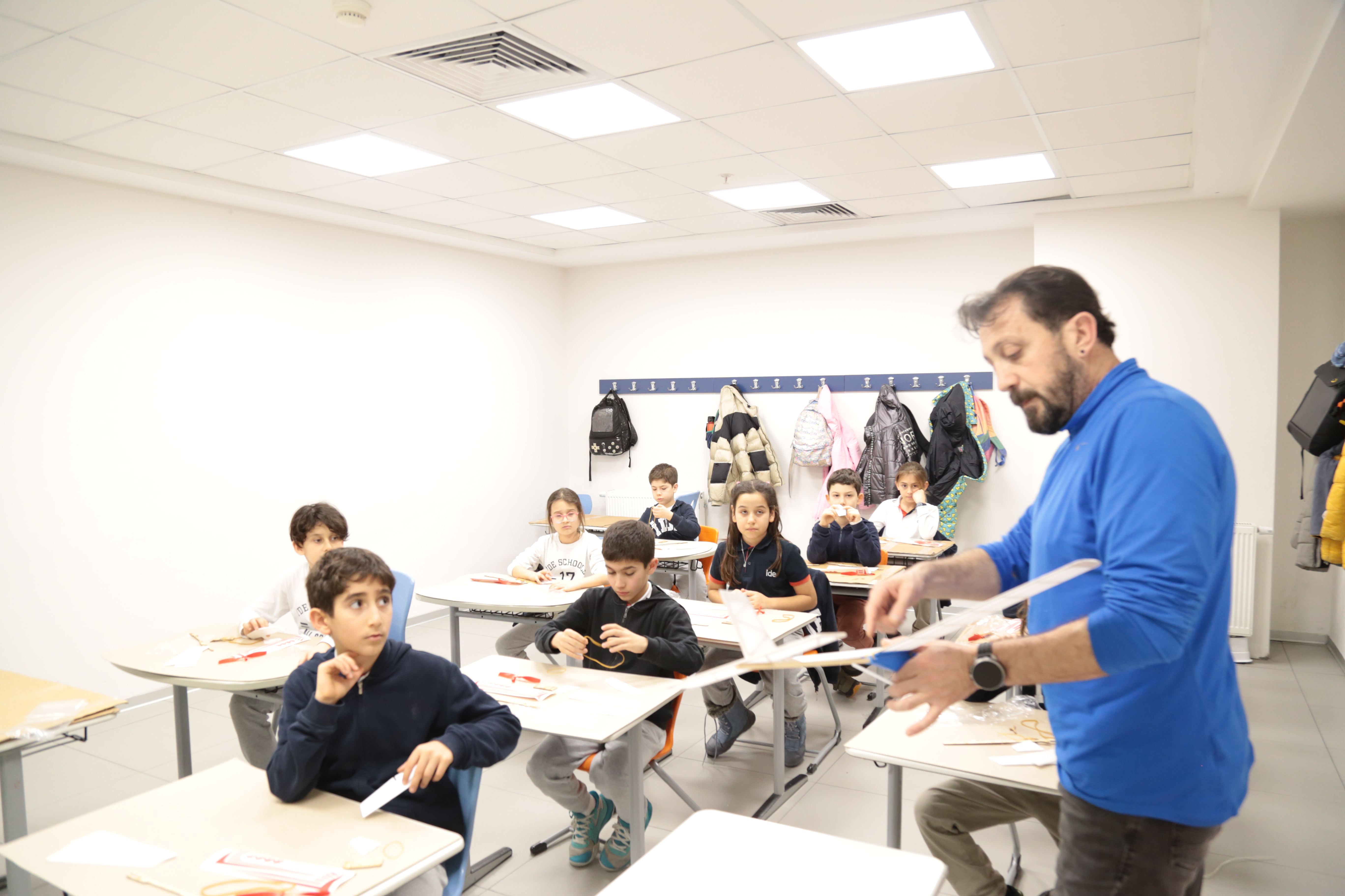 Model Uçak Yapımı Kulübü Öğrencileri Bilim ve Yaratıcılığı Birleştiriyor