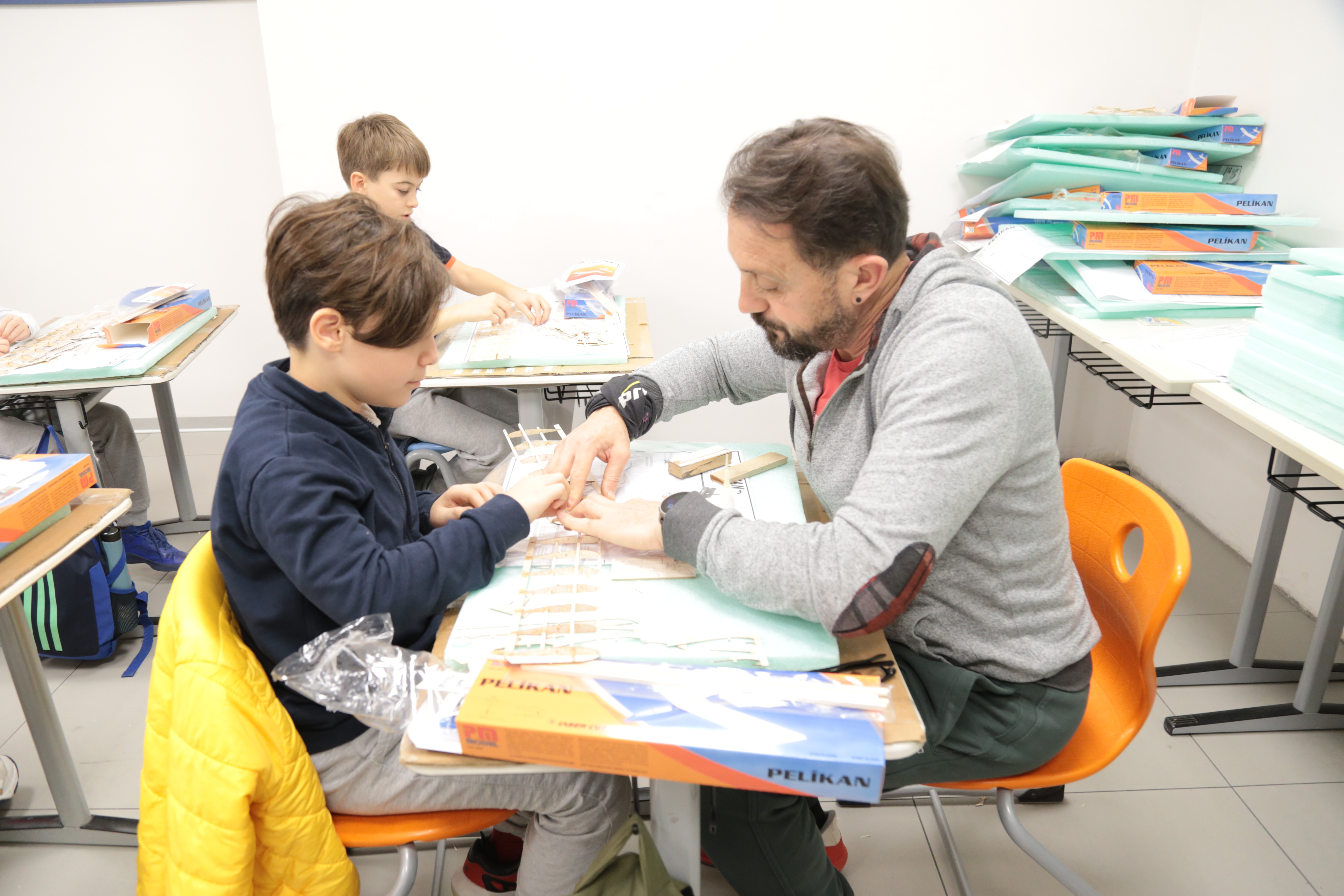 Model Uçak Yapımı Kulübü Öğrencileri Bilim ve Yaratıcılığı Birleştiriyor