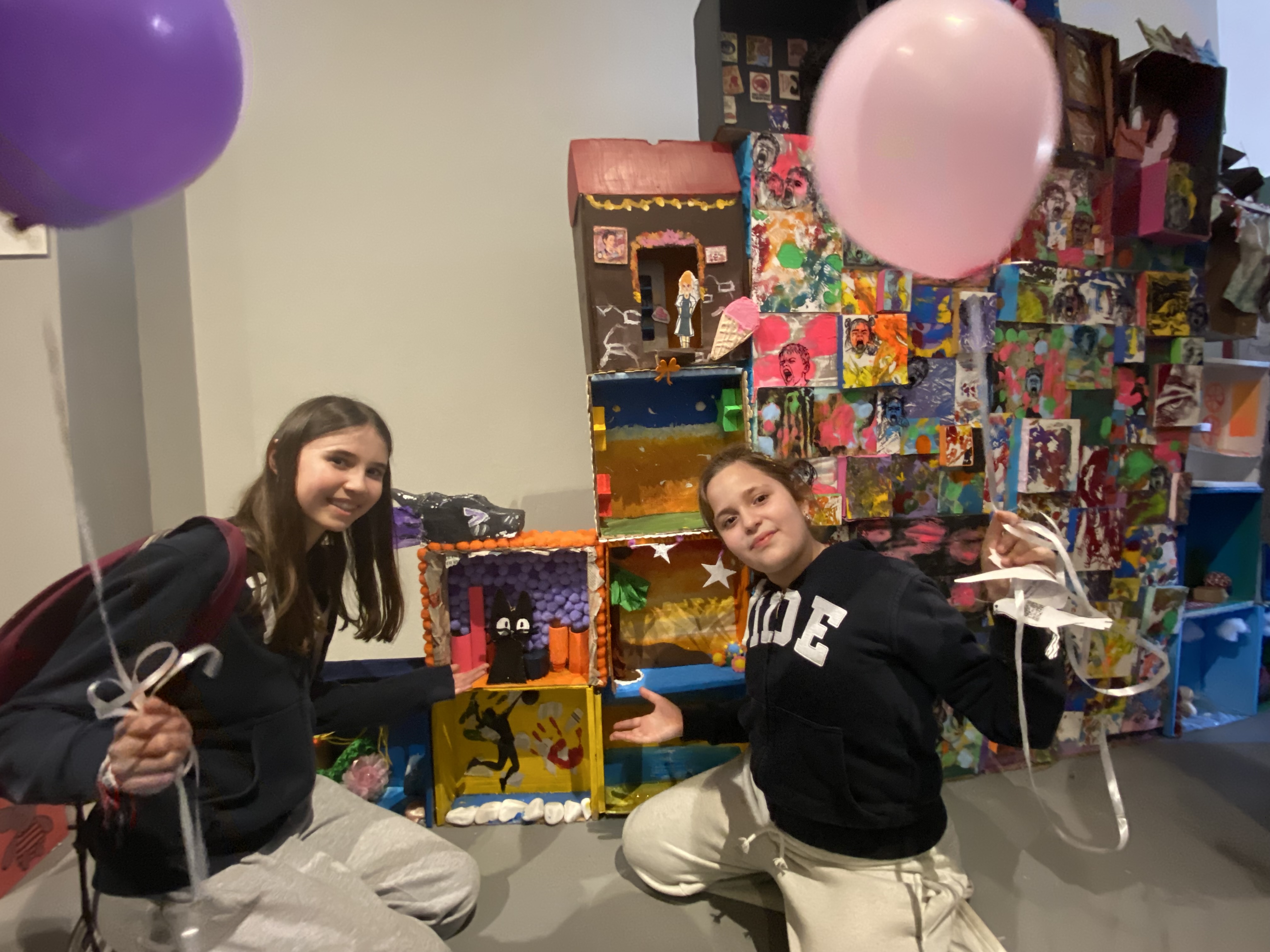 Küçük Pencerelerden Büyük Duygulara: “Mutluluk Pencereleri” ile Bienaldeyiz