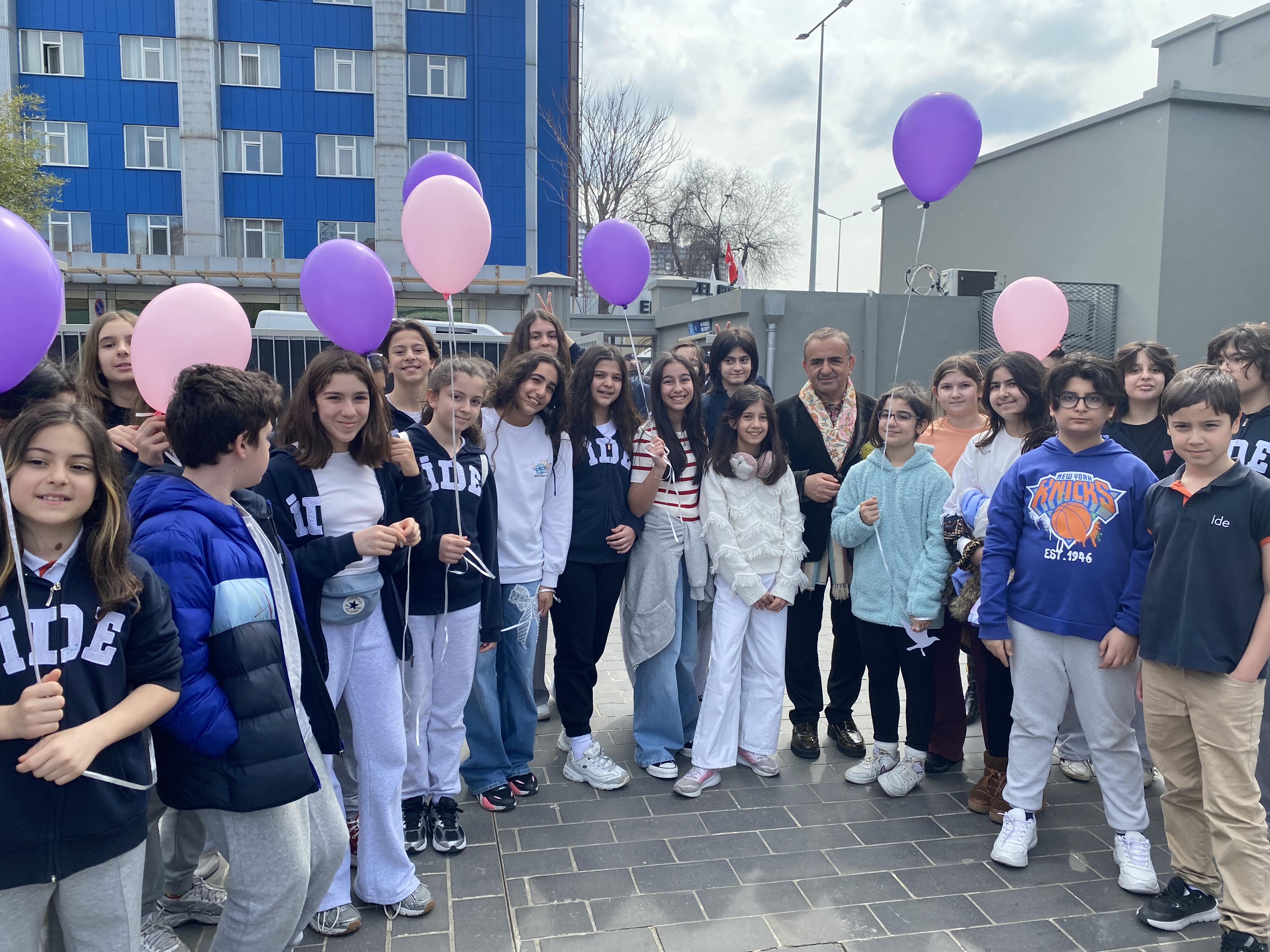 Küçük Pencerelerden Büyük Duygulara: “Mutluluk Pencereleri” ile Bienaldeyiz