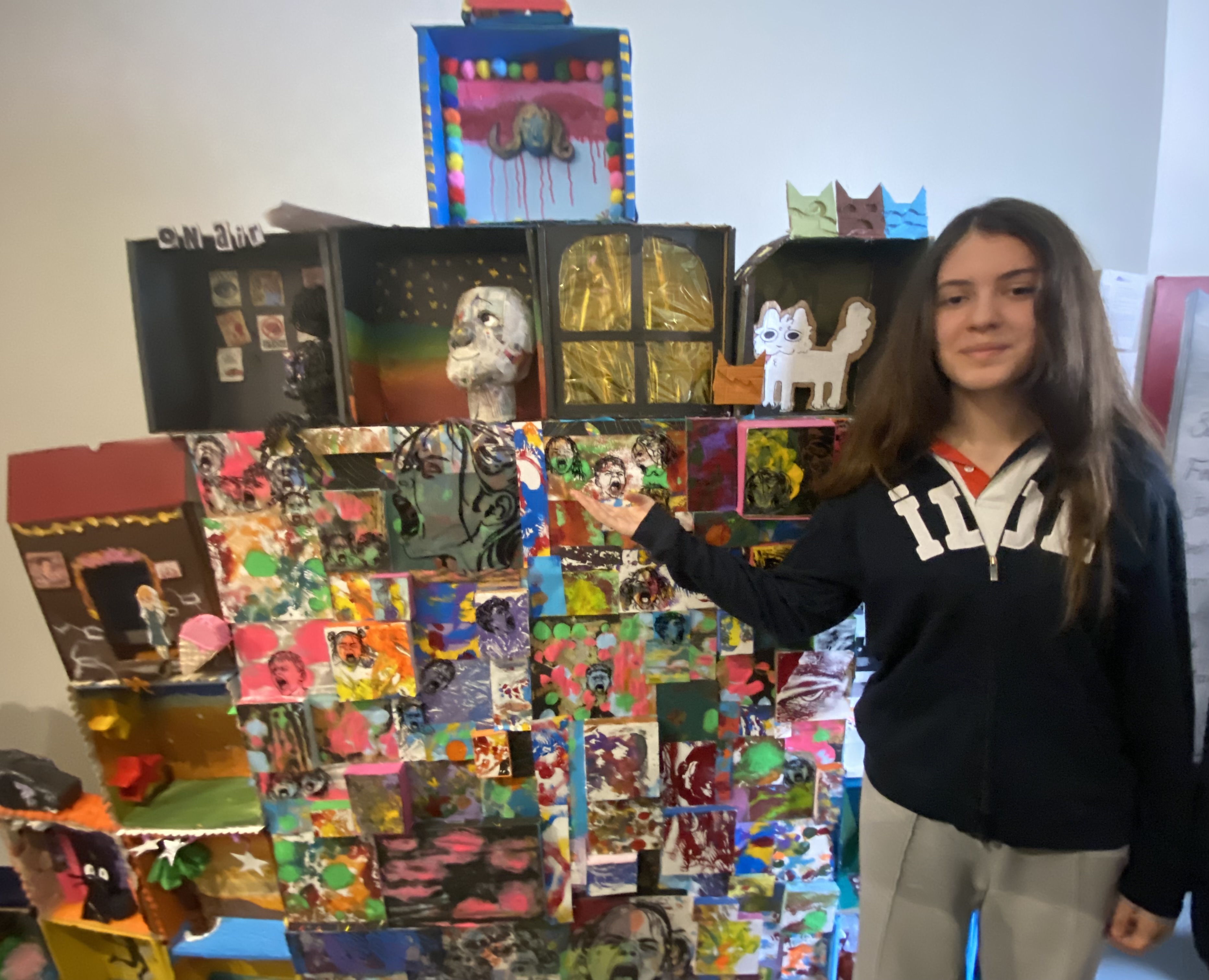 Küçük Pencerelerden Büyük Duygulara: “Mutluluk Pencereleri” ile Bienaldeyiz