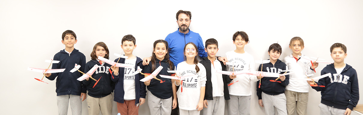 Model Uçak Yapımı Kulübü Öğrencileri Bilim ve Yaratıcılığı Birleştiriyor