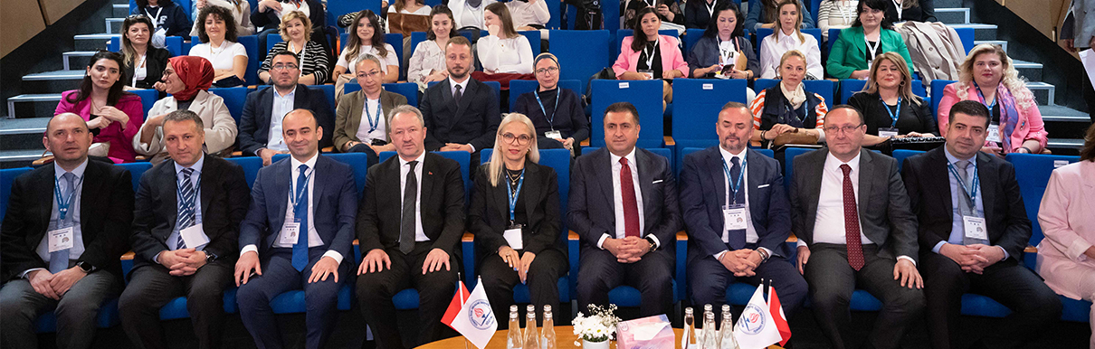Erken Çocukluk Eğitiminde Öğretmenin Rolü: TÖZOK Sempozyumu'nda Derinlemesine Tartışmalar