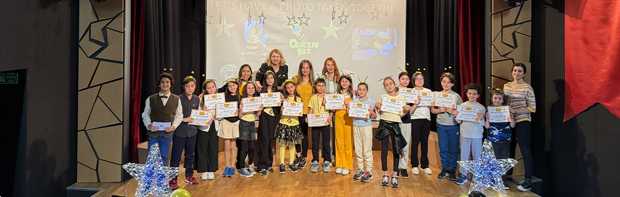 Spelling Bee Yarışması: Kelimelerin Dansı ve Özgüvenin Zaferi