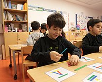 Renklerin Birleştirdiği Dünya: Tek Renk Partisinde Yaratıcılık ve İfade Gücü