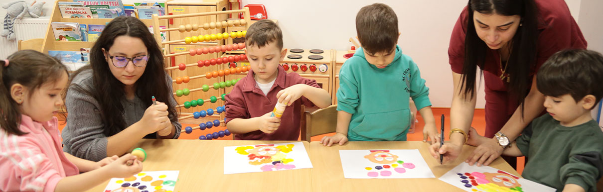 Renklerin Birleştirdiği Dünya: Tek Renk Partisinde Yaratıcılık ve İfade Gücü