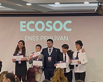 JMUN Kulübü Öğrencilerimiz Global Eğitim Zirvesinde Ödüllerle Döndü