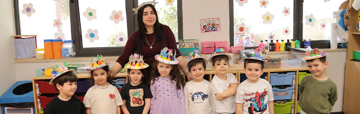 Baharın İzinde Rengarenk Şapkalar